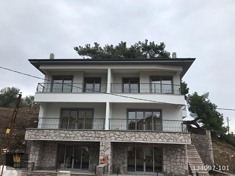 Narli köyünde tri̇pleks deni̇z manzarali 5+2 taş vi̇lla
