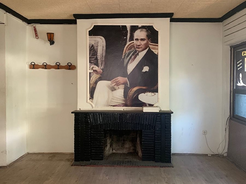 Kizilayin göbeği̇ndeki̇  cafe