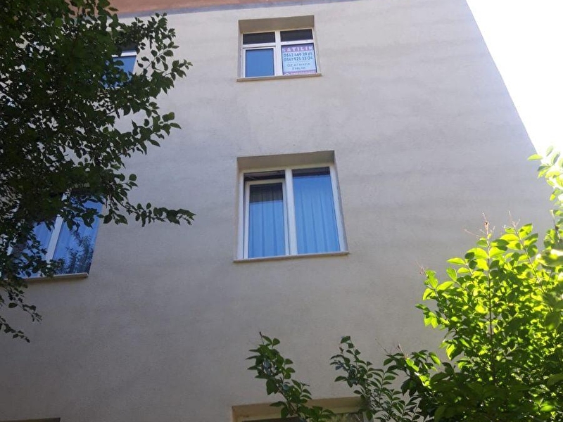 Öz atmaca emlak tan ergazi̇ mh merkezi̇ yerde ferah bakimli ara katta 3+1 satilik dai̇re