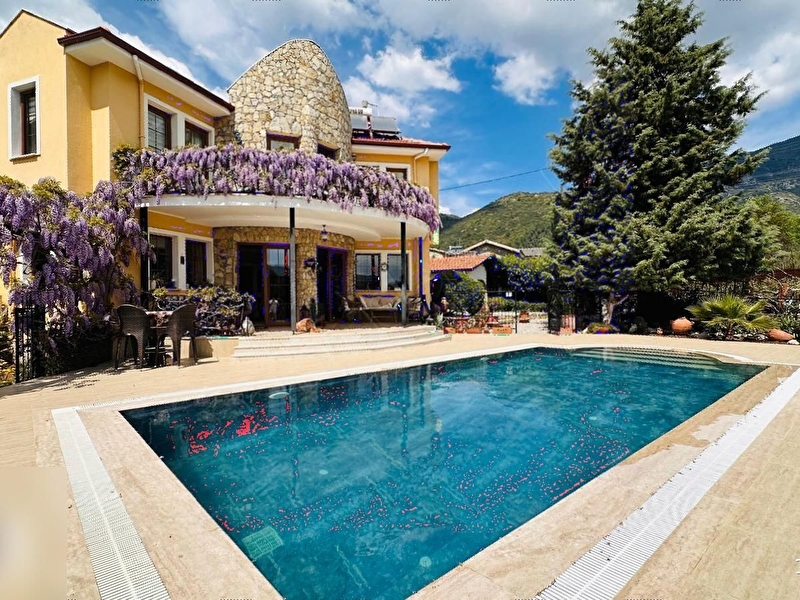İncirköy'de tam mustakil büyük villa