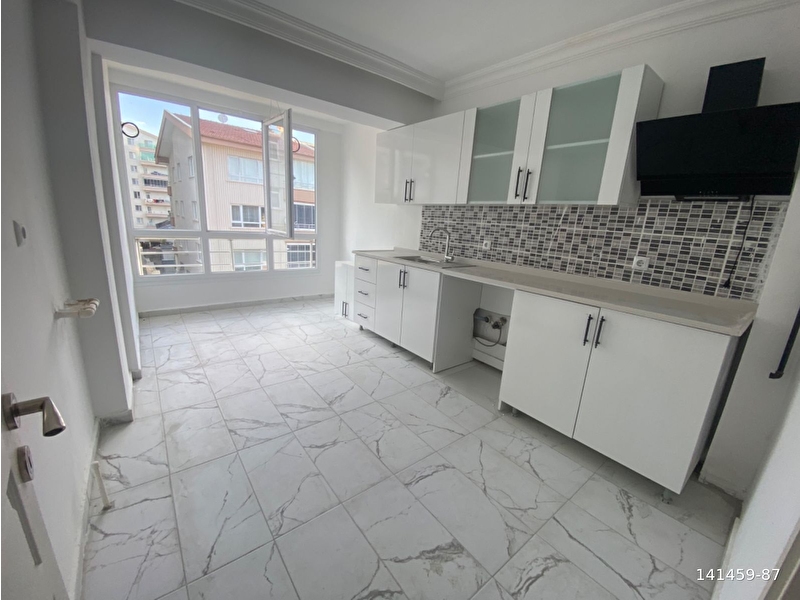 Akşemsetti̇n mh. asansörlü yeni̇ bi̇nada  2, katta i̇çi̇ yapili 3+1 satilk dai̇re