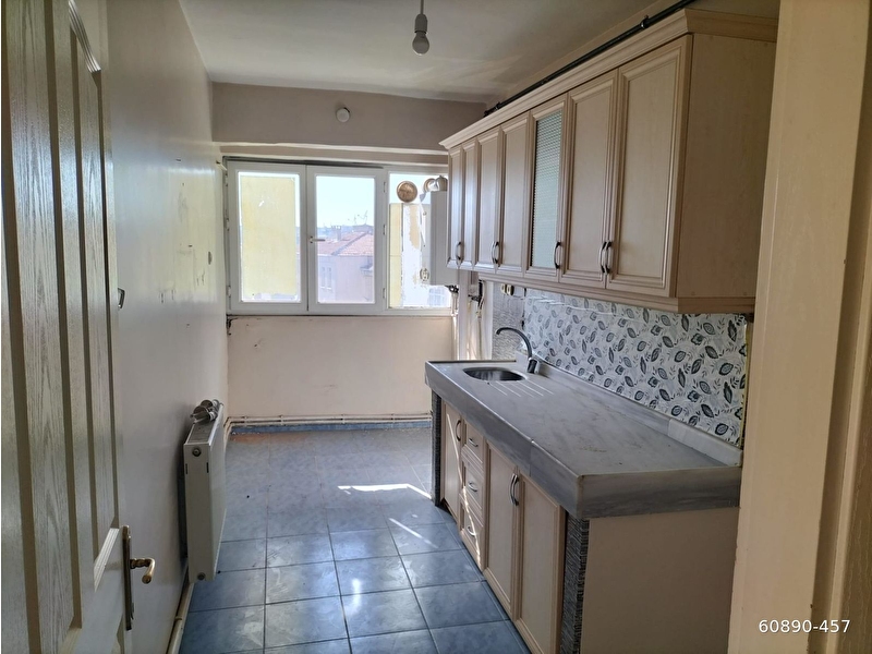 Cadde üzeri̇ ki̇ralik 2+1 100 m2 dai̇re 3.kat asansörlü