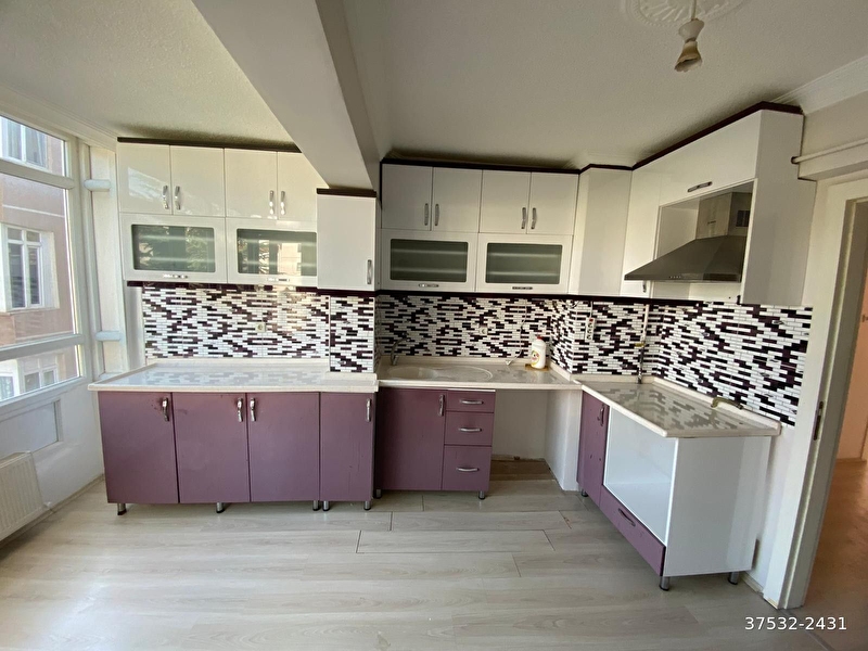 Cnr'den botani̇k metro yaninda 3+1 kombi̇li̇ ara kat yapili ki̇ralik dai̇re