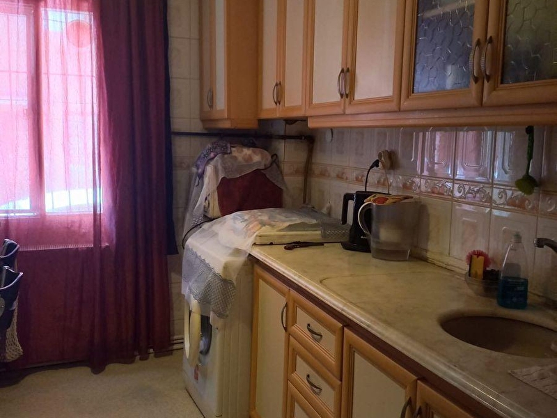Ata cad yakini 2+1 bahçeli̇  toplu taşimaya yakin eşyali satilik dai̇re