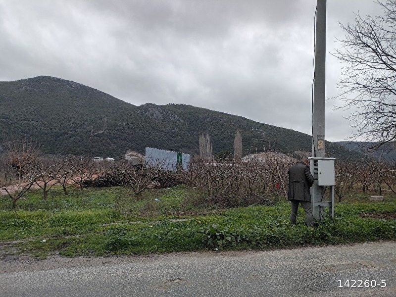 Bursa kestel barakfaki̇h'te i̇çi̇nde 300m2 deposu elektri̇k ve suyu olan 2200m2hobi̇ bahçesi̇ arazi̇ satilk