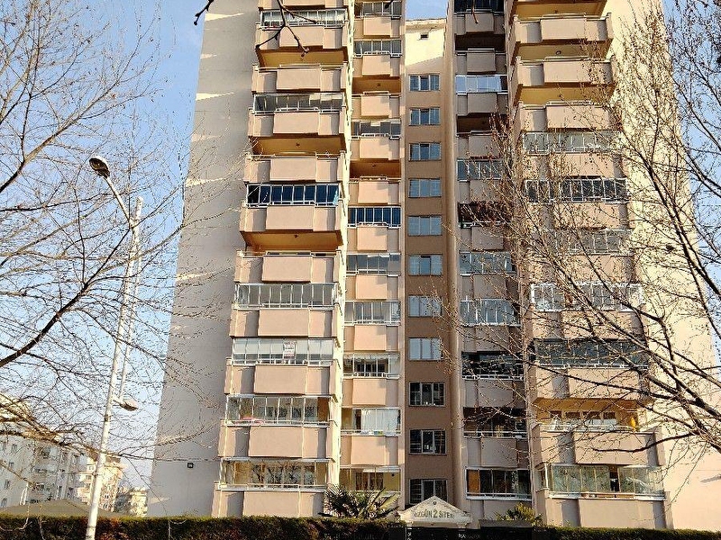 Yüzüncüyil'da merkezi̇ yerde si̇te i̇çi̇nde satilik full eşyali dai̇re