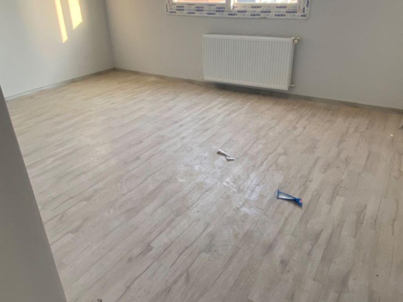 Sariçam gültepede i̇skanli hasarsiz 3+1 kapali mutfak doğalgazli 140 m2 satilik firsat dai̇re