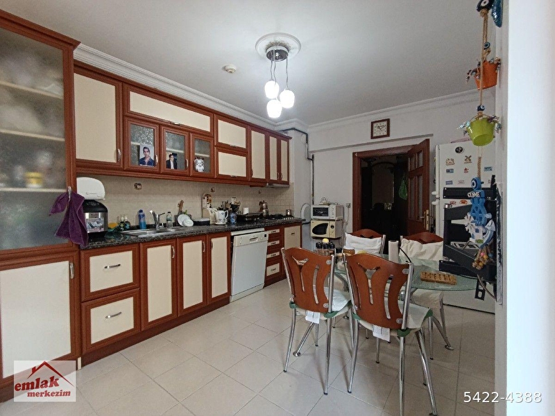 Emlak merkezi̇m'den kabi̇l cadde paraleli̇ 3+1 full yapili ara kat 3 cepheli̇ satilik dai̇re
