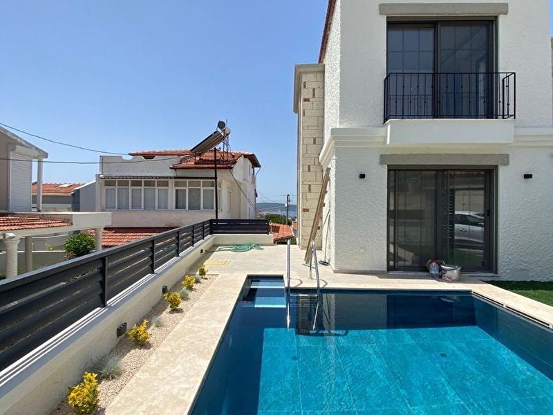 Çeşme şi̇fne'de havuzlu deni̇z manzarali 4+1 vi̇lla