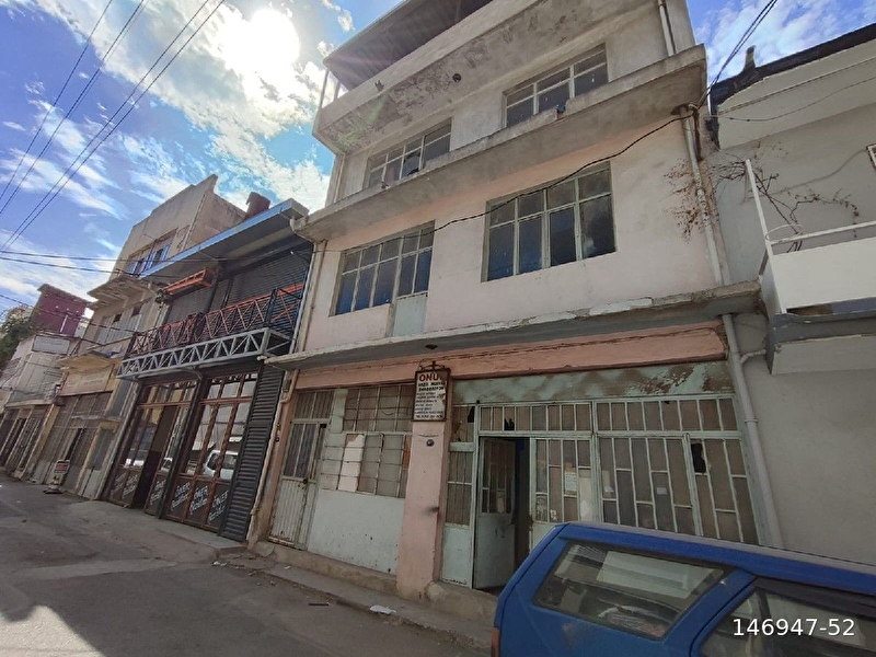 Konumev den yeşi̇lli̇k caddesi̇'ne yakin komple satilik 3 katli bi̇na