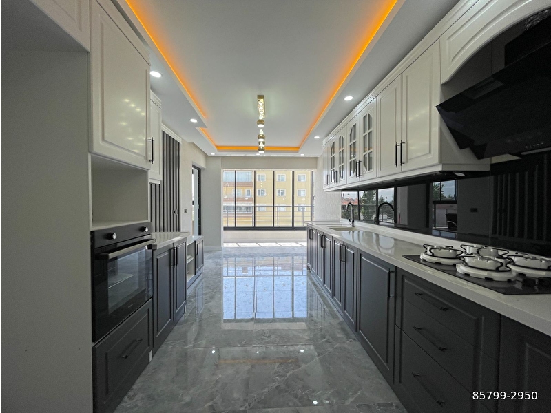 Cadde üstünde full yapili ultra lüks 3+1 şahane geni̇ş dai̇re!!!!