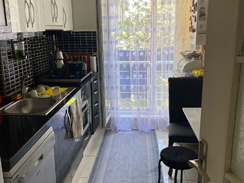 Merkezi̇ yerde 9.yillik bi̇nadan kapali otoparkli ferah dai̇re.