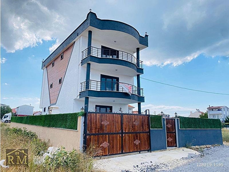 ^rm grup^ i̇skanli,hamamli,havuzlu ve kombi̇+petekli̇ 6+1 lüx vi̇lla