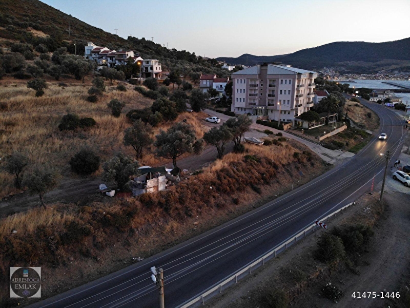 Yeni̇foçanin en gözde konumunda satilik 4635m2 arsa