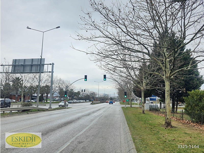 Eski̇dji̇'den i̇zmi̇t'te merkezi̇ i̇ş alaninda(mi̇a) ti̇cari̇ i̇marli arsa