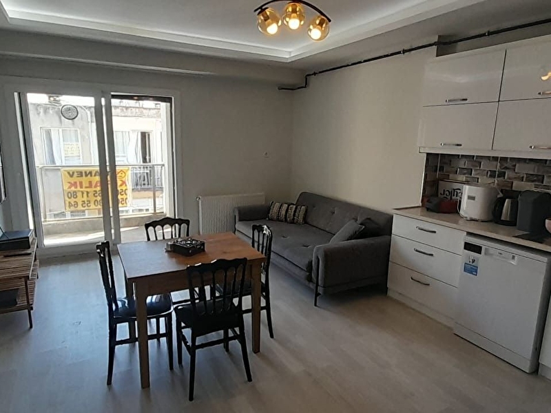 Karşıyaka merkezde yeni eşyalı 2+1 yeni bina asansörlü doğalgazlı eşyalı olarak kiralıktır.