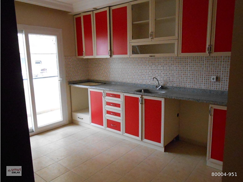 Mavi̇ bulvar metro i̇stasyonu yaninda ki̇ralik 3+1 170 m2 kapali mutfak dai̇re