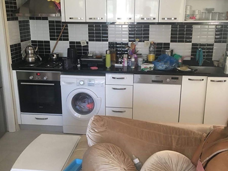 Teki̇rova mahallesi̇nde cadde üzeri̇ 1+1 dai̇re