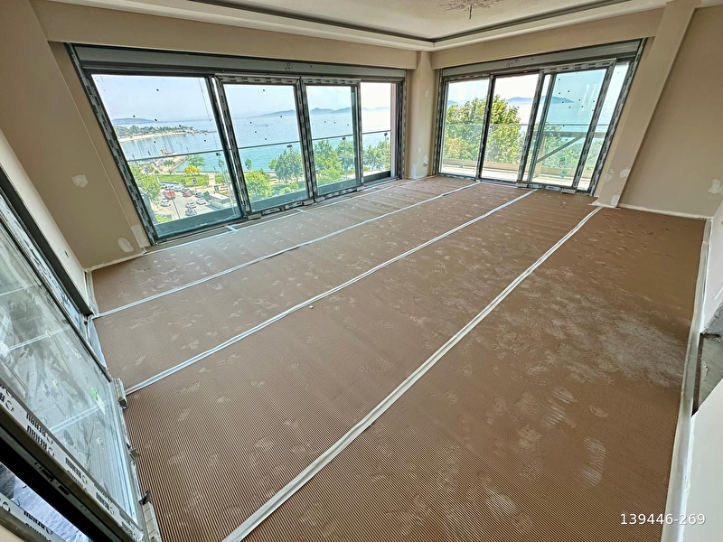 Kapanmaz deniz manzaralı katta tek  3+1  balkonlu, giyinme odalı, ebeveyn banyolu