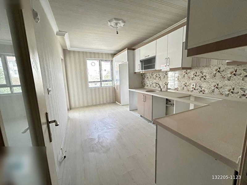 Zi̇rve emlak'tan 3+1 beşi̇kkayada ara kat sifir satilik dai̇re