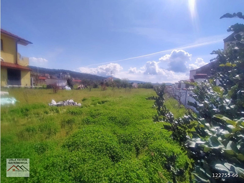 Urla barbaros köyünde köy i̇çi i̇marda merkezi konumda satılık arazi