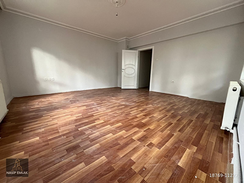 Nasi̇p emlak'tan 2+1 pursaklar merkezde 3 balkon 2. kat dai̇re