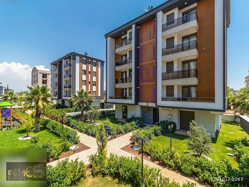 Döşemealtı bahçeyaka'da havuzlu site i̇çinde 4+1 satılık daire