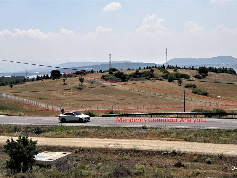 Gümüldür yolunda, elektrik ve su var. tek tapu. tel çitli, i̇ki kapılı, önünde otobüs durağı var.