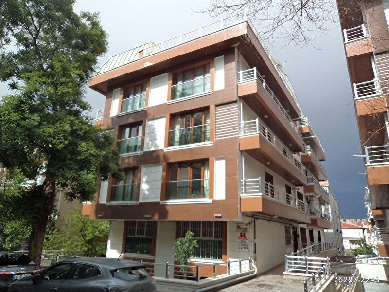 Bahçeli̇evlerde anitkabi̇r manzarali büyük terasli 5+1 dubleks 3 banyolu