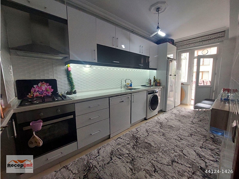 Recep ümi̇t emlak'tan fati̇h mahallesi̇nde satilik asansörlü geni̇ş 2+1 dai̇re