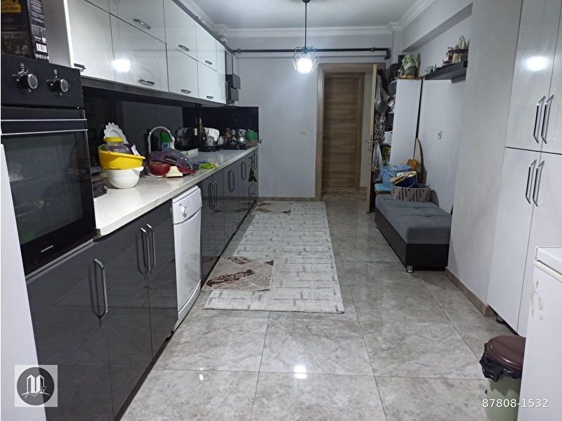 K.çi̇ğli̇ 'de cadde üzeri̇ satilik geni̇ş 2+1 kapali mutfak  dai̇re