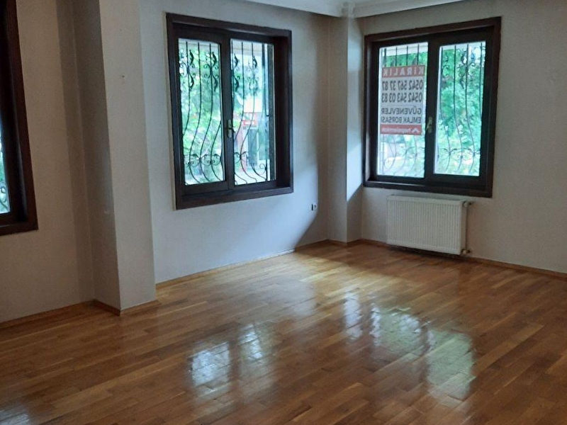 Yukari bahçeli̇ evler mahallesi̇nde 1. kat ön kombi̇li̇ otoparkli asansörlü bakimli