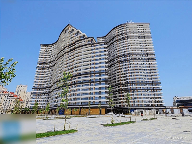 Şehi̇r manzarali, golf konseptli̇ si̇tede geni̇ş eşyali 1+1 dai̇re