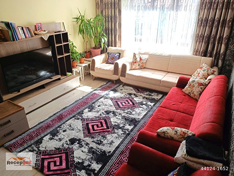 Recep ümi̇t emlak'tan esenli̇ caddesi̇ üzeri̇nde 110 m2 satilik asansörlü ferah 2+1 dai̇re