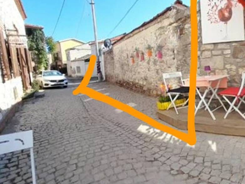 Ayvalik küçükköy(yeniçarohori) merkezi̇nde mükemmel arsa/i̇çeri̇si̇nde taş yapi