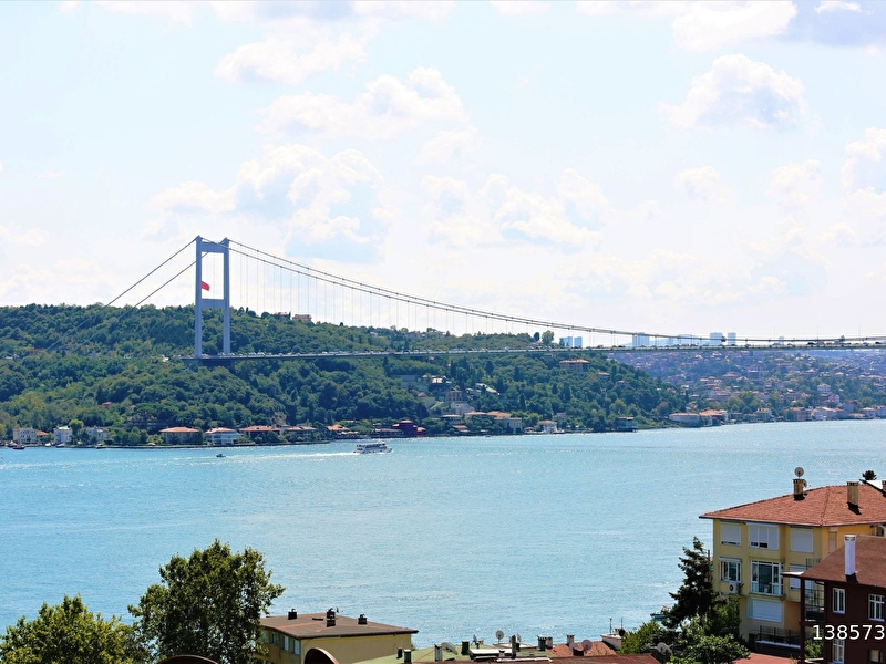 Emirgan'da boğaz manzaralı, bahçeli müstakil ev...