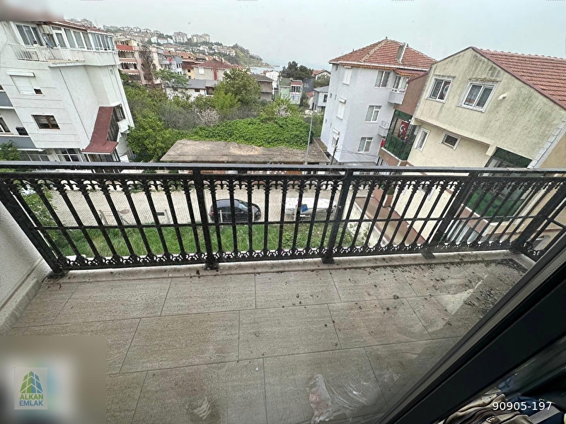 Yüksek ki̇ra geti̇ri̇li̇ 2+1 dai̇re cumhuri̇yet mahallesi̇nde..