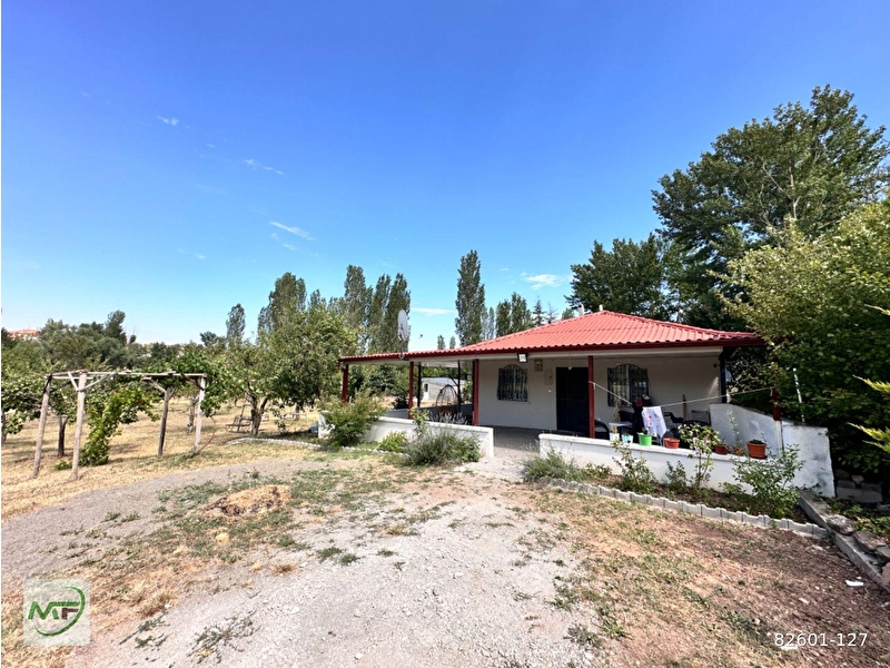 Mf'den_köy i̇çi̇**asfalt di̇bi̇**7600 m2 tapulu**şebeke elekti̇ri̇k su**3+1 evli̇**full hazir bahçe**