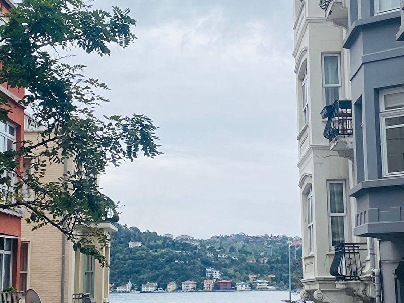 Arnavutköy boğaz hattında kısmi manzaralı balkonlu 1+1 satılık