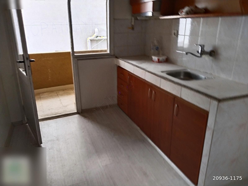 Bulgurlu metro ya 1o dak yüksek gi̇rş de 1+1 odali dai̇re