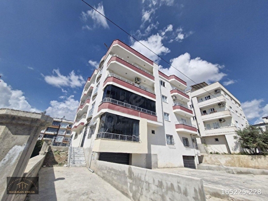 BAĞLAR  MAH  SATILIK  CADE ÜSTÜ  4 ODA 1 MUTFAK SIFIR DAİRE - Görsel 1