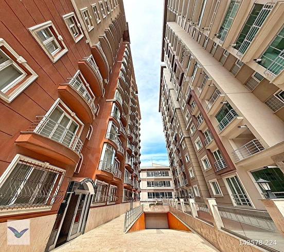 EMİNEVİME UYGUN E5 E 2. DK SİTE İÇİ İSKANLI 3+1 SATILIK DAİRE - Görsel 1