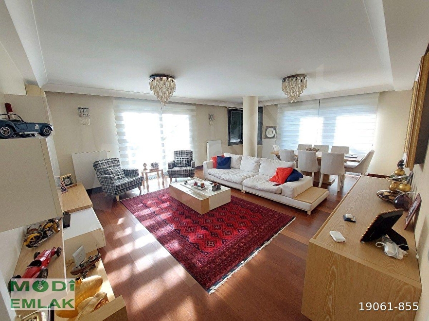 Altunizade kapalı otoparklı satılık 4+1 arakat daire