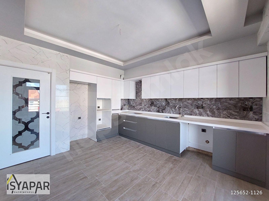 KOSOVA MAHALLESİNDE İŞYAPAR GAYRİMENKUL'DEN CADDEYE YAKIN KONUMDA LÜX GENİŞ 3+1 SIFIR DAİRE