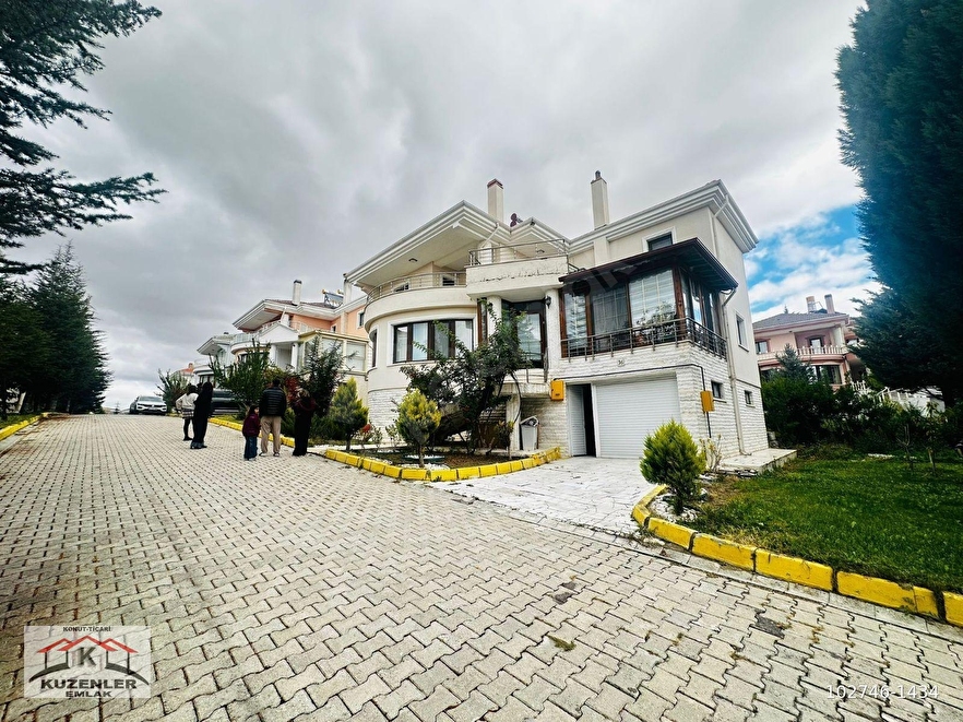 KUZENLER'DEN 7/24 GÜVENLİKLİ SİTEDE 5+1 400M2 3BANYO LÜKS VİLLA