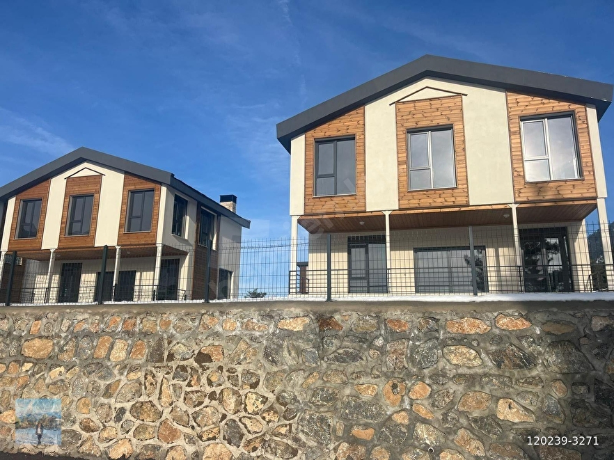 KAR EMLAKTAN FINDIKLI YAYLASIDA 3+1 BİTİŞİK NİZAM  SATILIK DUBLEKS VİLLA