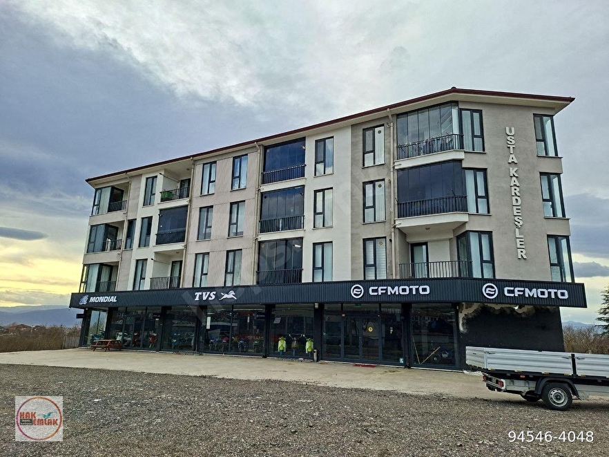 Hak Emlaktan Üniversitede Cadde Cepheli Satılık 1+1 Eşyalı Daire