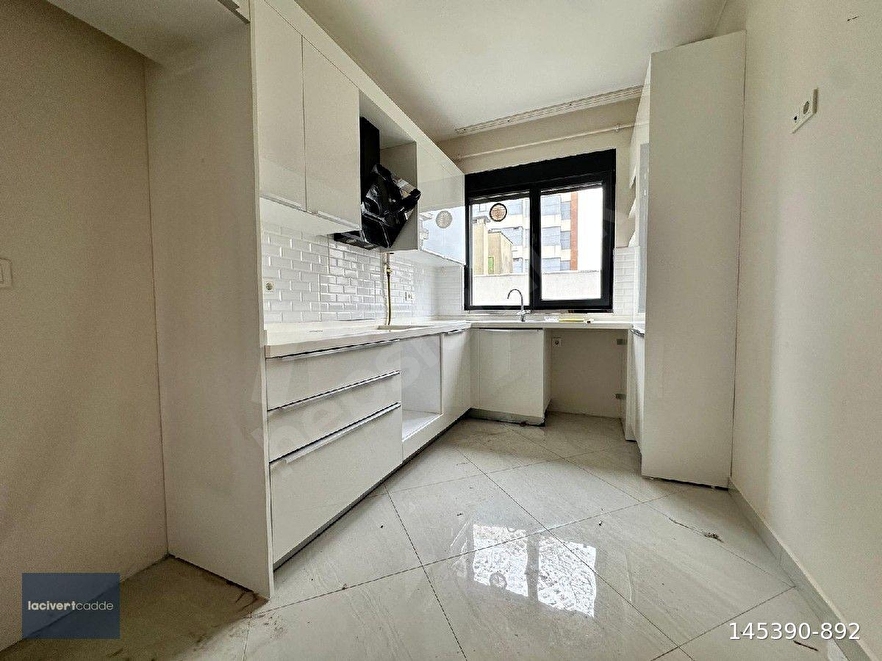 LACİVERTCADDE SUADİYE KAPTAN ARİF SK. 6 YILLIK 3+1