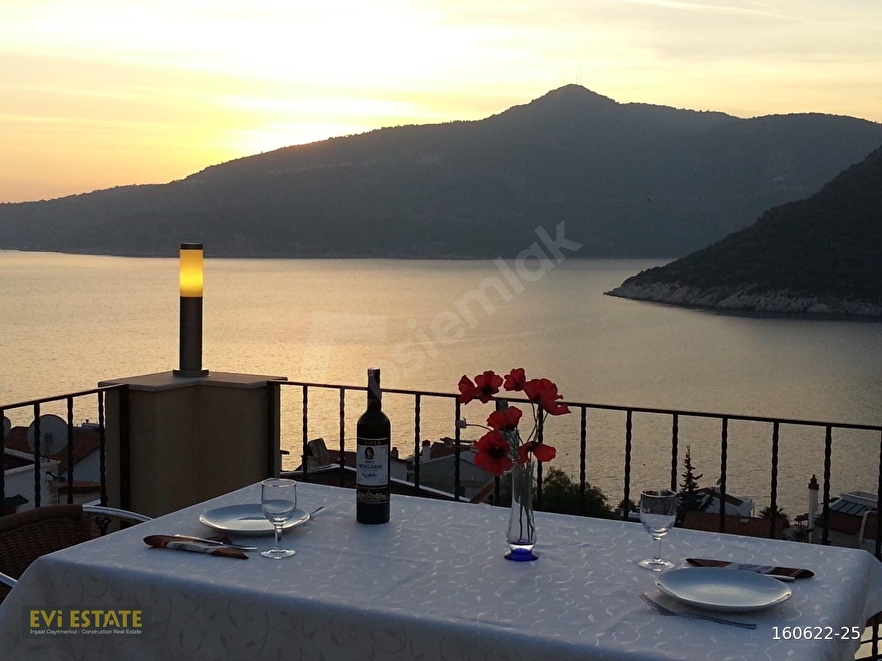 Kalkan kalamar koyunda denize yakın , manzaralı , Tc vatandaşlığı için uygun satılık villa