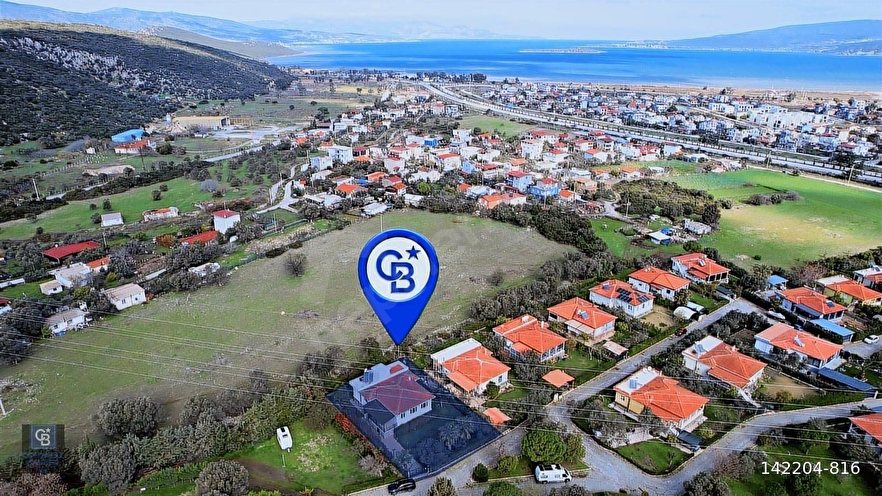 URLA İÇMELER MAVİGÖK SİTESİ'NDE SATILIK BAHÇELİ MÜSTAKİL VİLLA